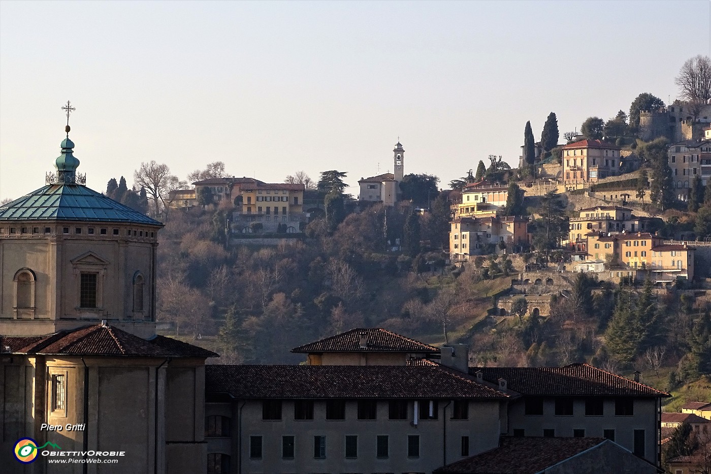 74 Zoom verso il colle di San Vigilio.JPG